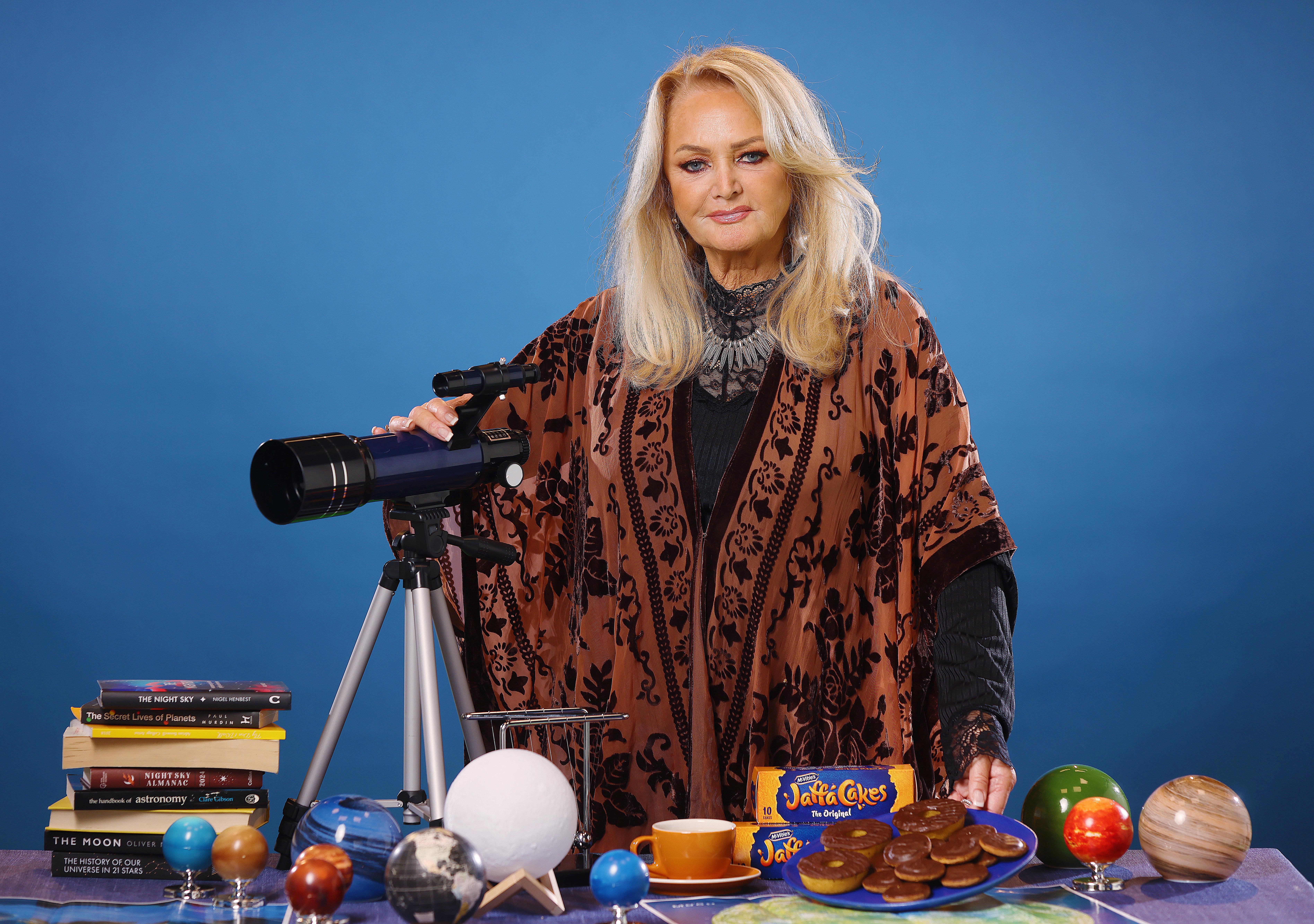 <p>Bonnie Tyler uses Jaffa Cakes to explain lunar eclipses</p>